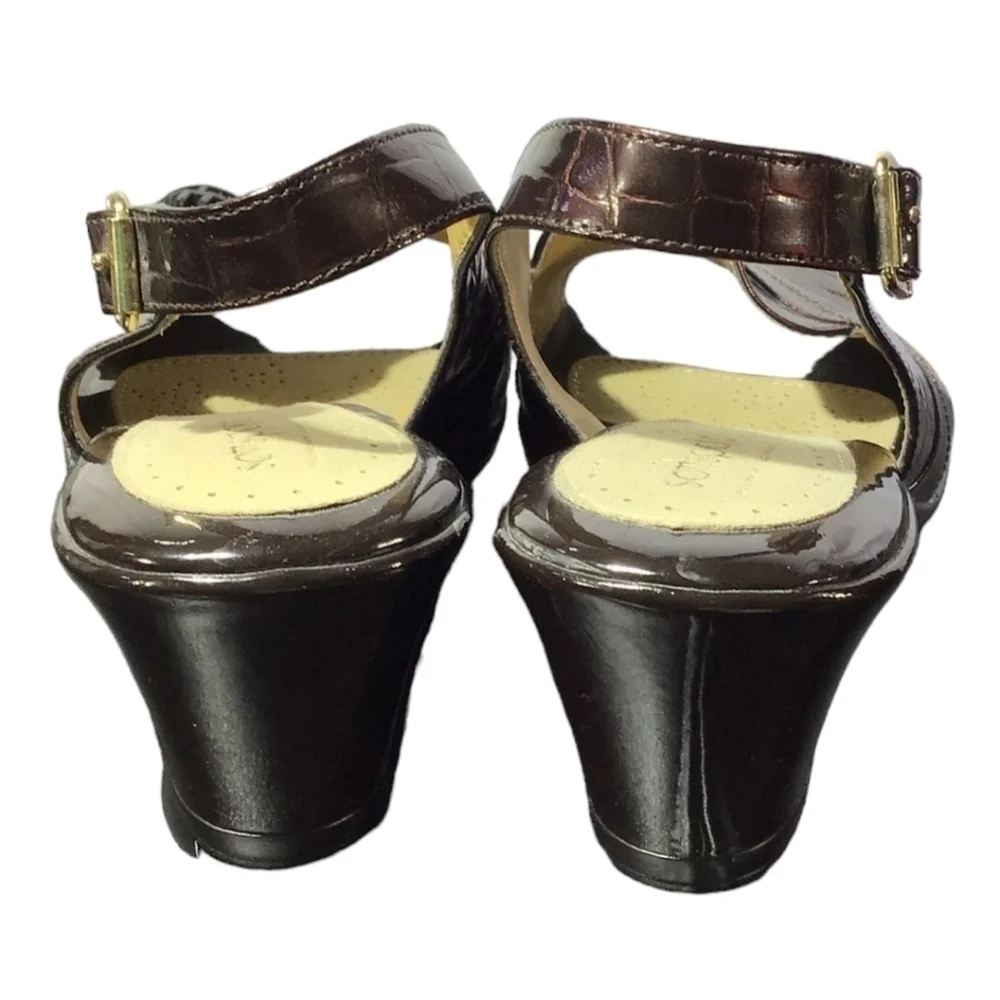 Softspots Woman's Wedge Sandals NWOB Size 9W